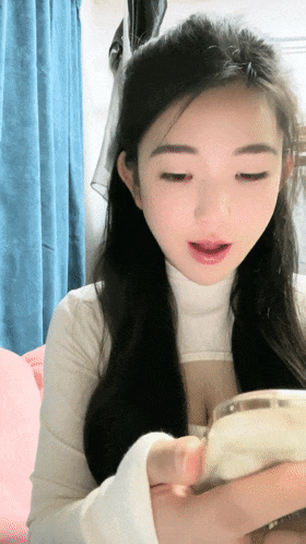 南京真实校花，【大二学妹】，教室课堂上露奶，宿舍偷拍舍友，绝品，馒头逼白虎【2.5G】